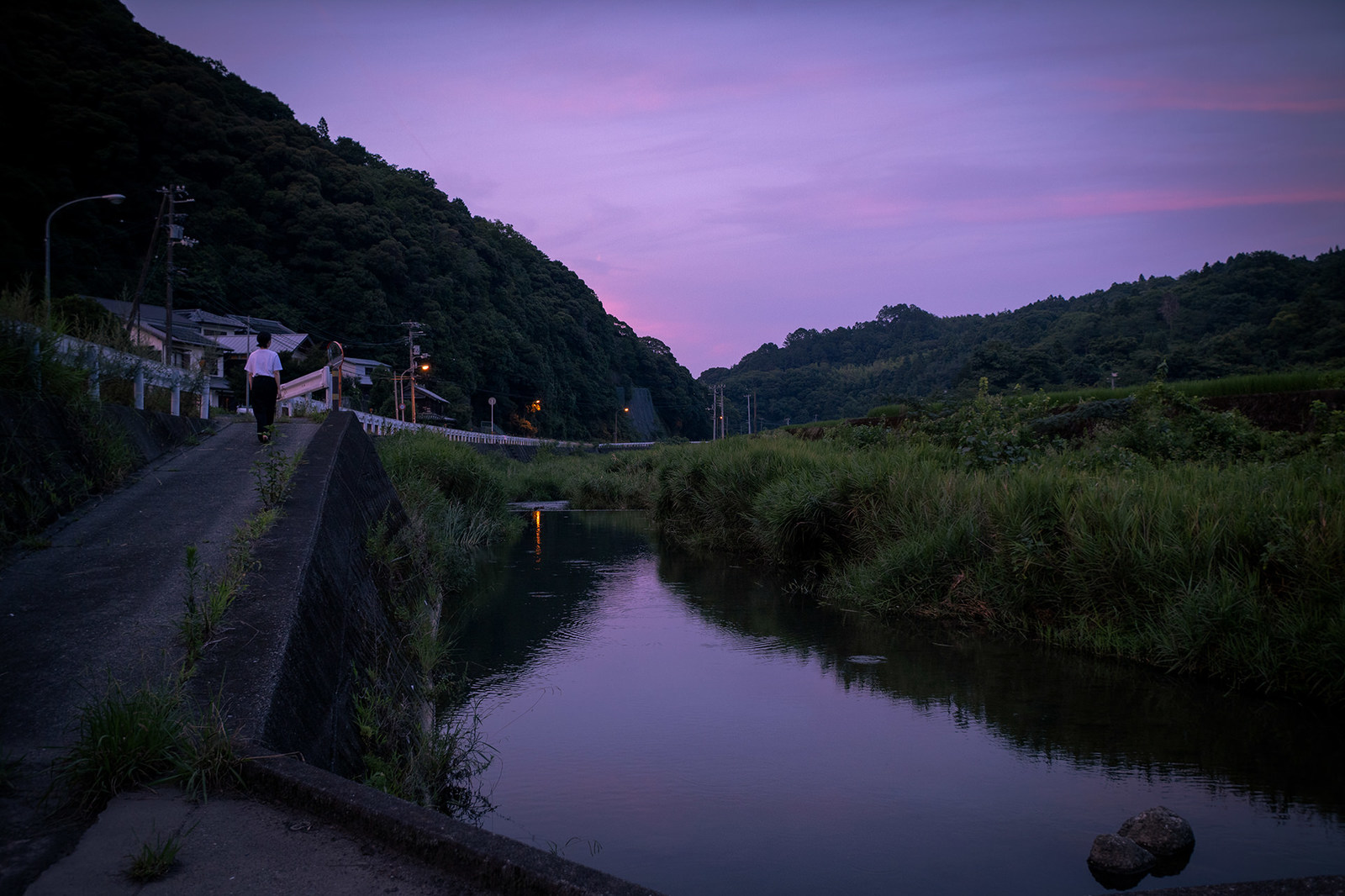 夕暮れ時の散歩道