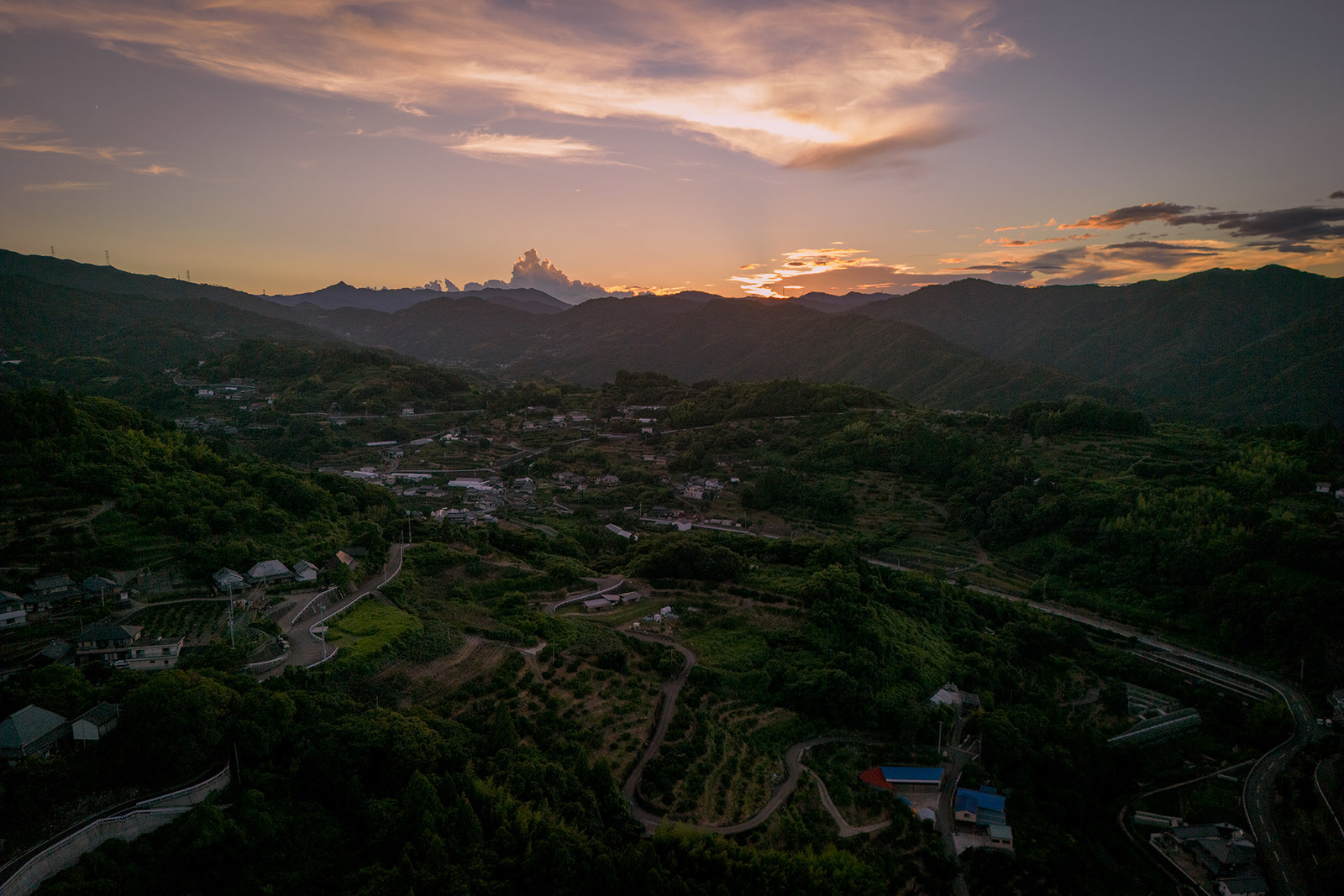 夕暮れ時の村を一望