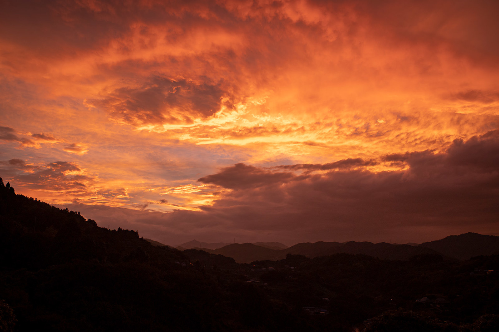 嵐過ぎた村の夕焼け