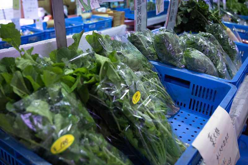 市場に並ぶ冬野菜