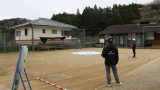 桜集会所へ着陸するドローン