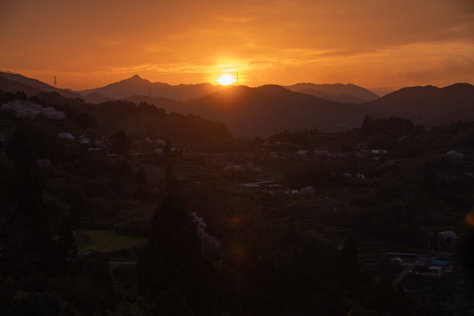 穏やかな農村の夕焼け