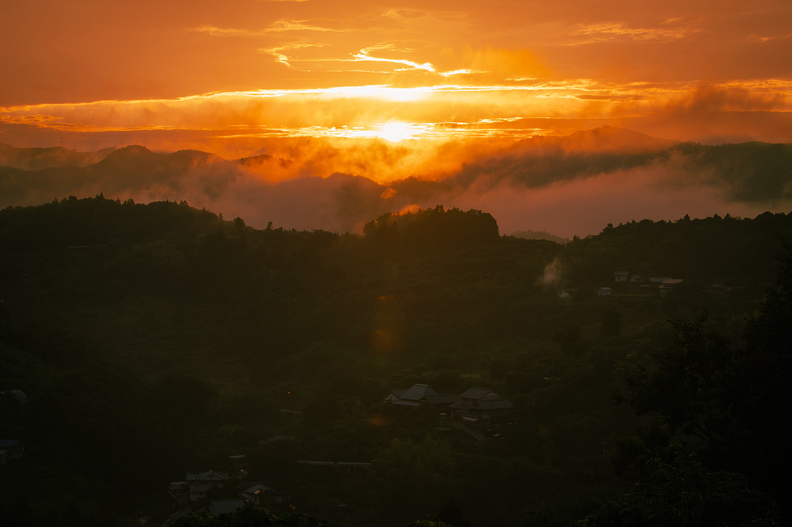 夕立ち後の日の入り