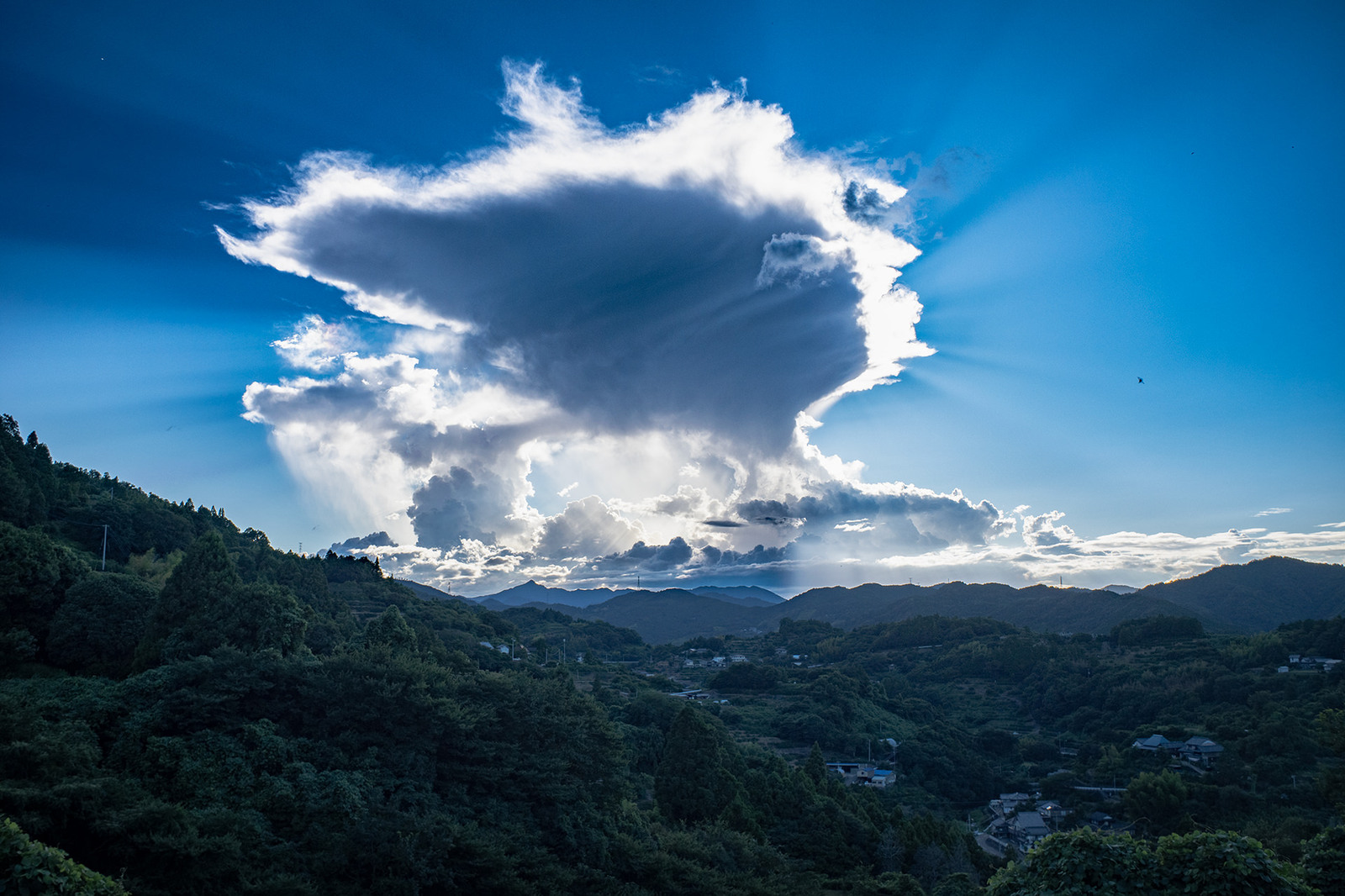 村に広がる夏の雲