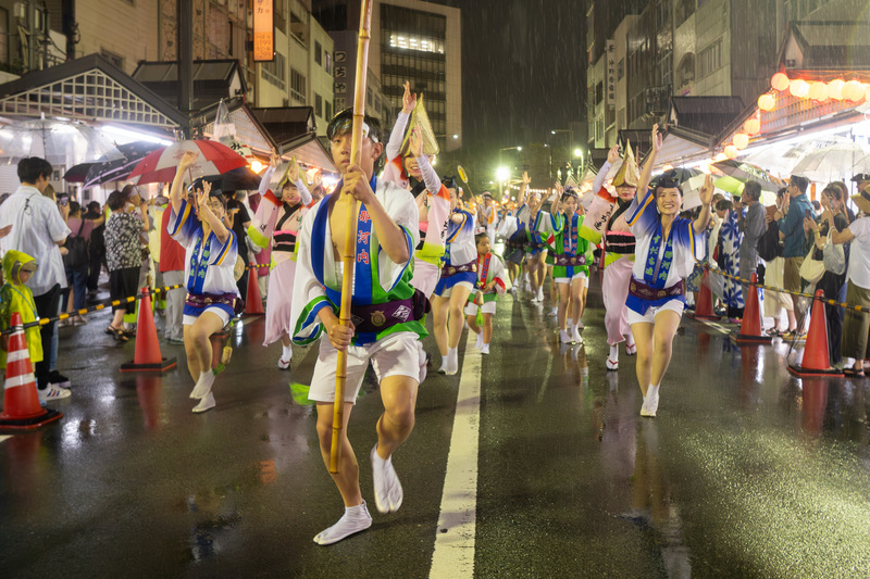 雨でも村の元気を すだち連阿波踊り