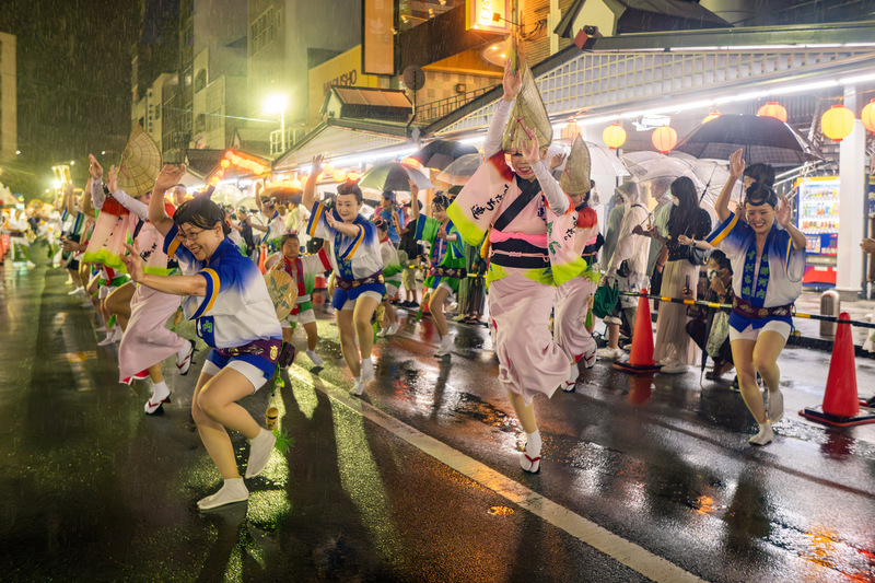 雨でも村の元気を すだち連阿波踊り