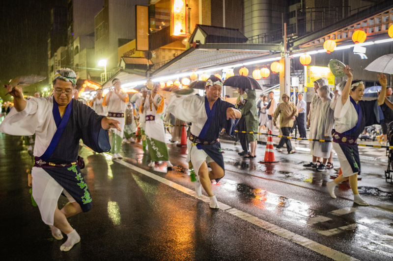 雨でも村の元気を すだち連阿波踊り