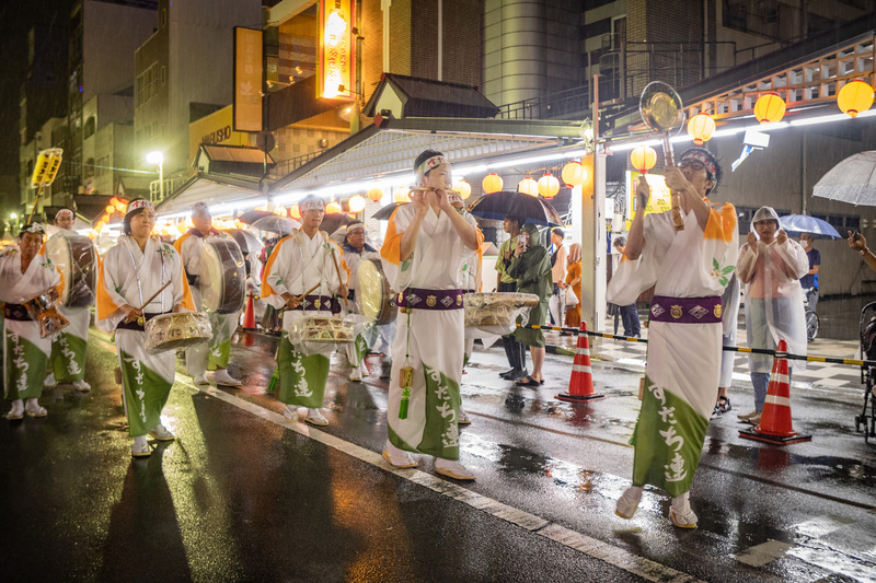 雨でも村の元気を すだち連阿波踊り