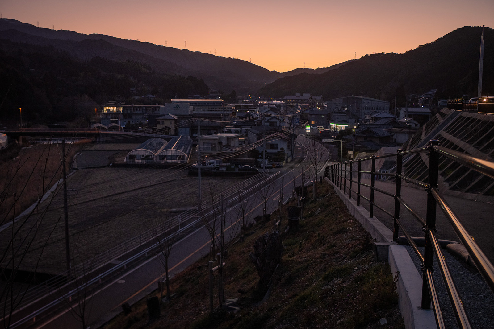 澄んだ村中心部の夕暮れ