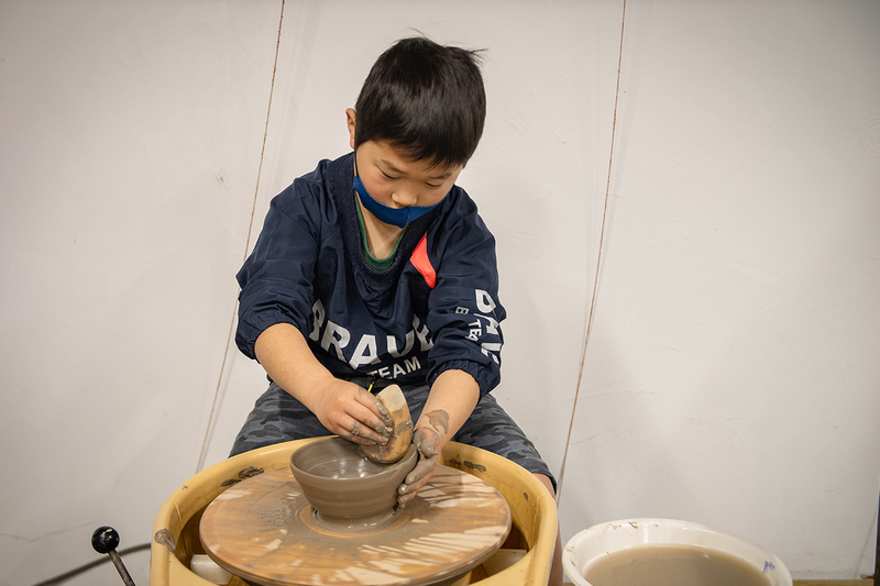 陶芸教室 - 村の子どもたちが陶芸を本格体験！