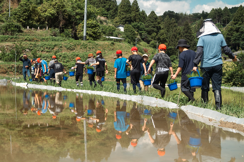 sanagochi_taue_2026_0003_P1553339 いざ田んぼへ