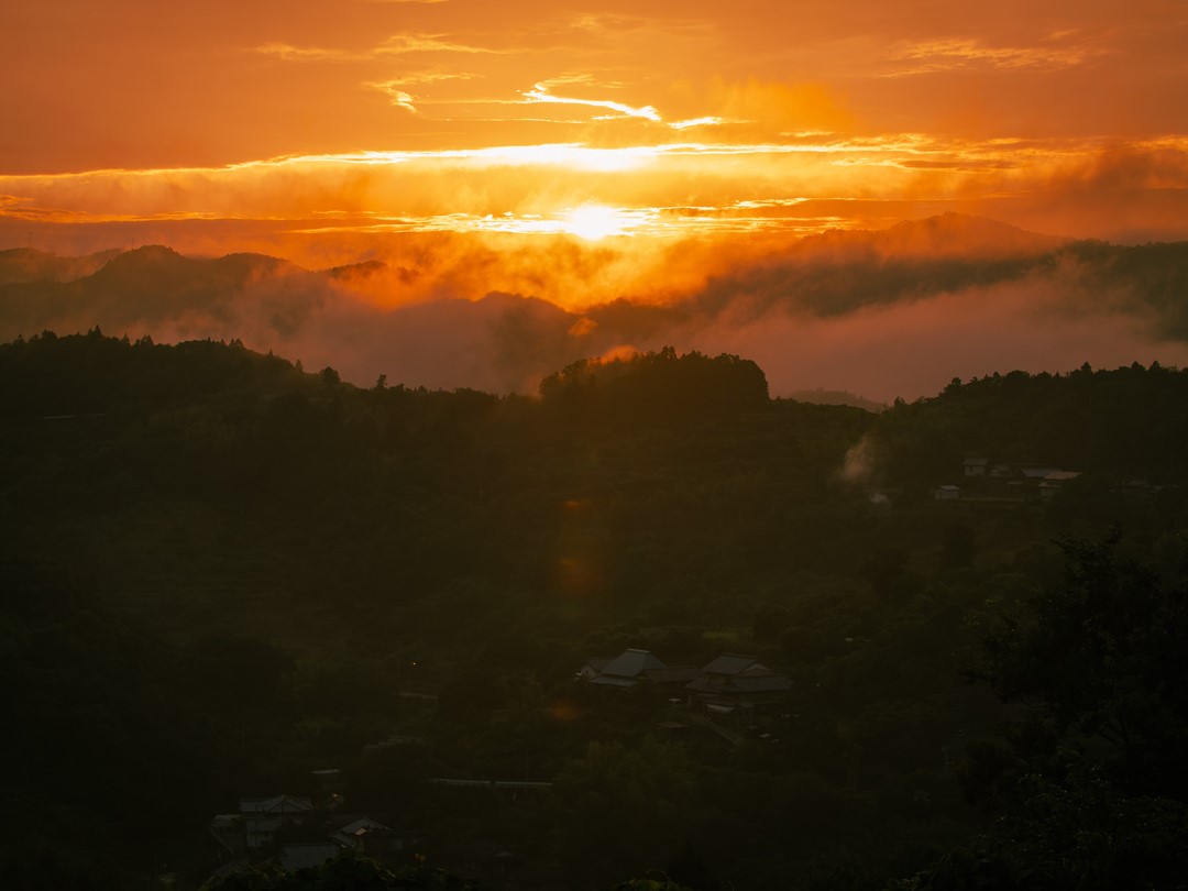 嵯峨地区から根郷地区の夕立ち後の日の入り